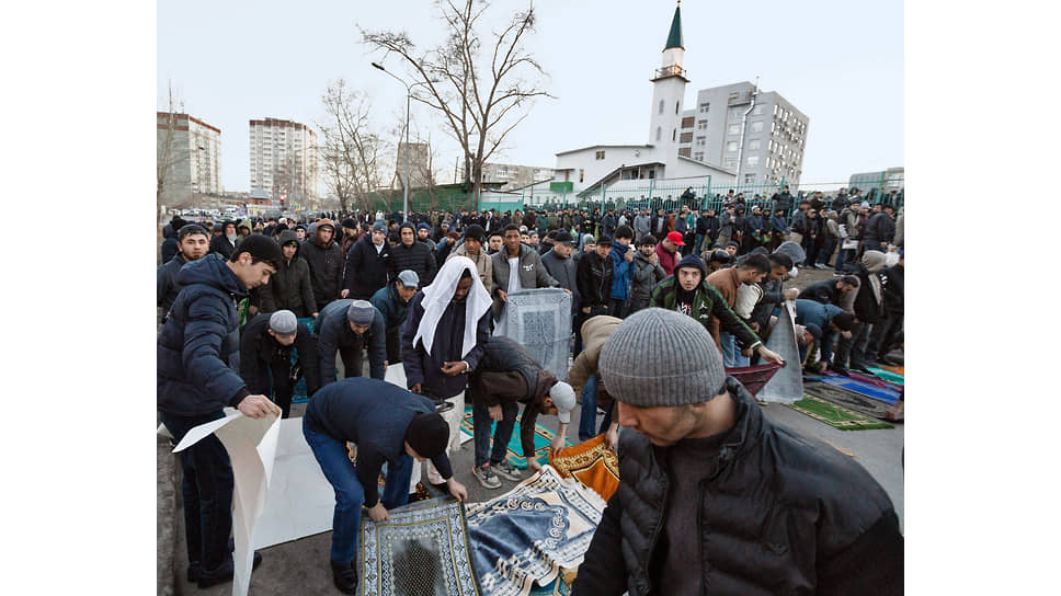 Праздничные мероприятия в день Ураза Байрам у мечети Абу-Ханифа. Верующие после богослужения