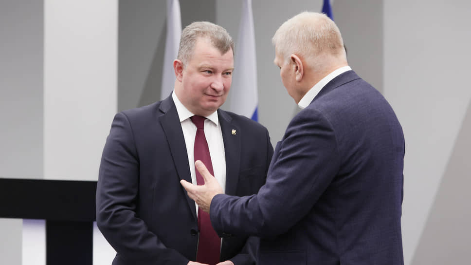 Глава Серовского муниципального округа Василий Сизиков (слева)