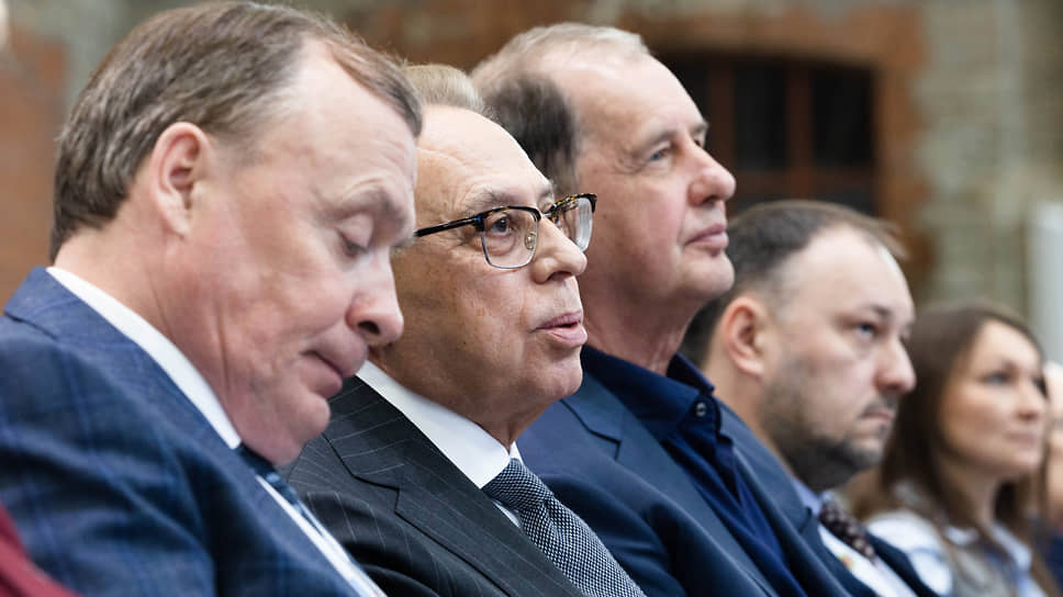 Слева направо: глава Екатеринбурга Алексей Орлов, президент группы «Синара» Михаил Ходоровский, собственник «Сима-ленда» Андрей Симановский, первый вице-президент СОСПП Александр Породнов 