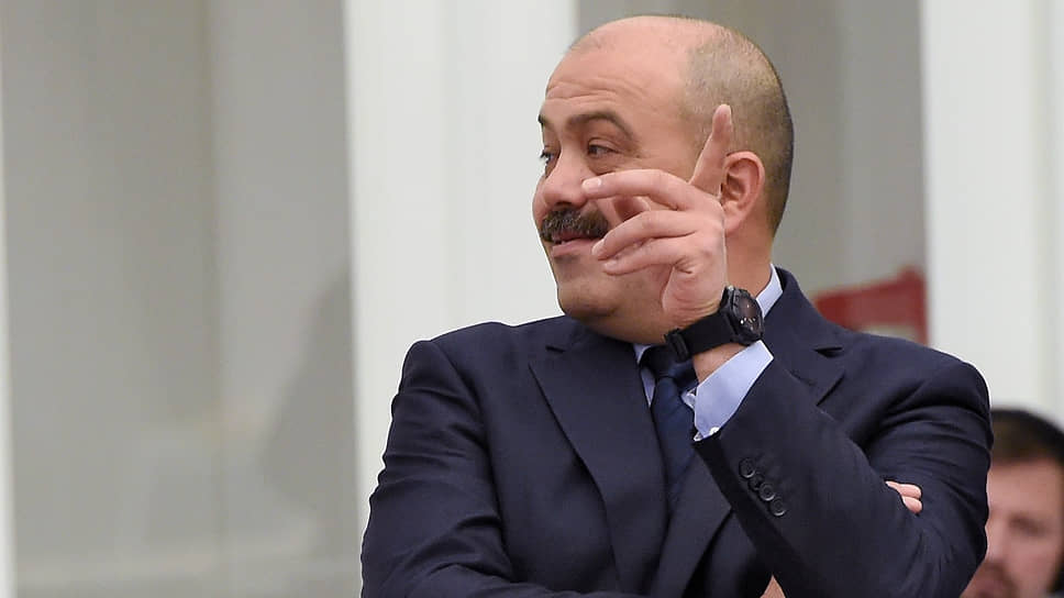 Бывший председатель совета директоров Уральской горно-металлургической компании Искандар Махмудов на 25 месте. УГМК владеет контрольными пакетами десятками заводов. Состояние оценивается в $7,3 млрд (в 2024 году - $8,3 млрд). Сейчас указан в рейтинге как частный инвестор. 
