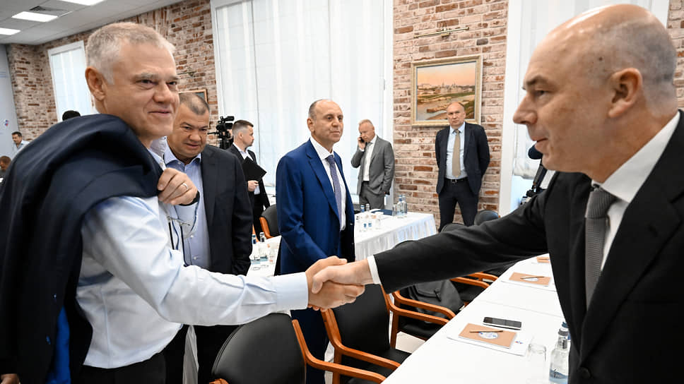 Бывший председатель совета директоров Evraz Plc Александр Абрамов (слева) занял 27 строчку. Его состояние оценивается $6 млрд (2024 год — $6,4 млрд). 