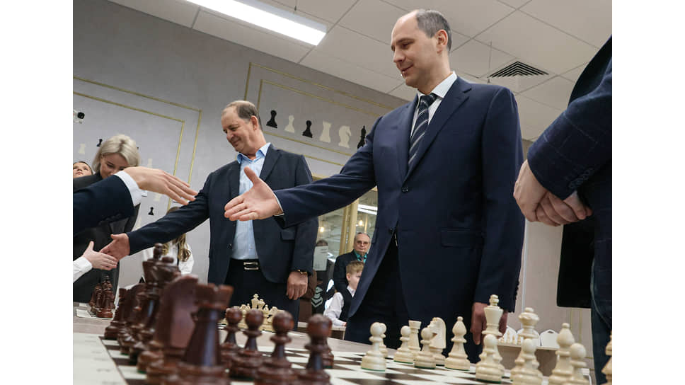 Врио губернатора Свердловской области Денис Паслер (справа) на церемонии открытия шахматного класса в Губернаторском лицее