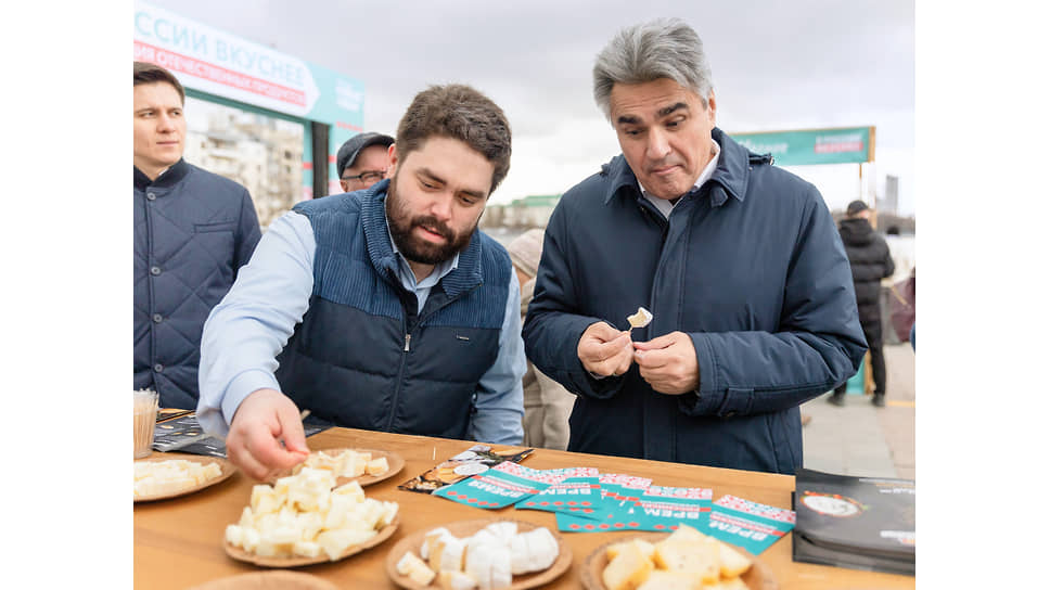 Акция дегустации еды от местных фермеров и производителей &quot;В России вкуснее&quot;, организованная политической партией &quot;Новые люди&quot;, в Екатеринбурге. Руководитель фракции партии &quot;Новые люди&quot; в Госдуме Алексей Нечаев (справа) и руководитель Свердловского регионального отделения партии &quot;Новые люди&quot; Рант Агаджанян (слева) во время дегустации