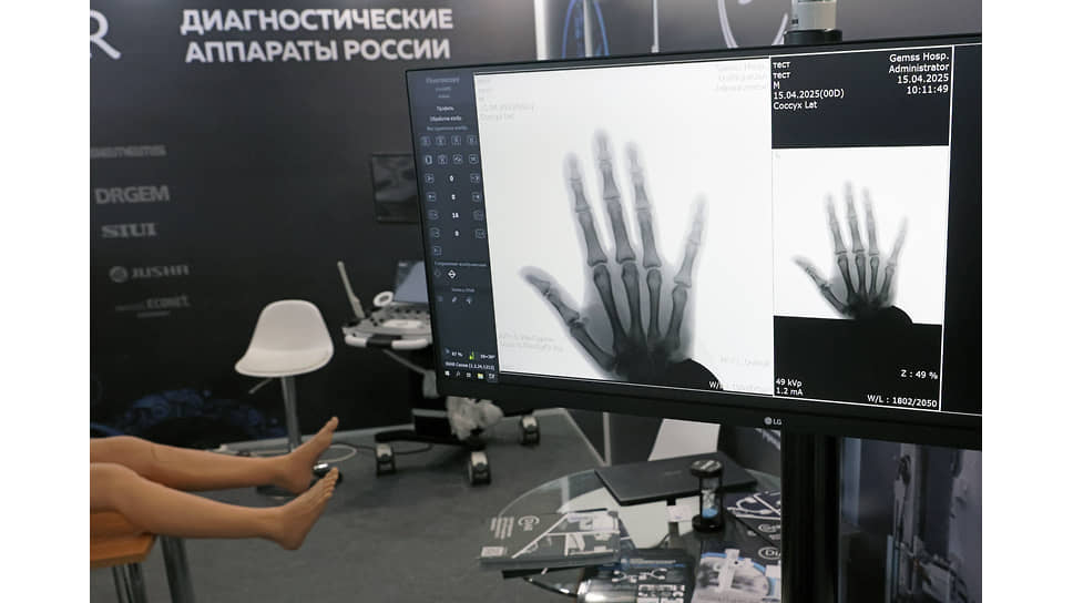 Церемония открытия шестой выставки-форума &quot;Здравоохранение Урала&quot; в международном выставочном центре &quot;Екатеринбург-Экспо&quot;. Стенд &quot;Диагностические аппараты России&quot; на выставке