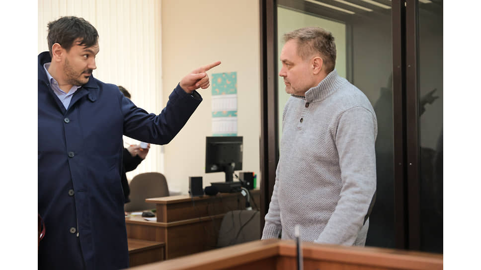 Бывший глава городского округа Дегтярск Вадим Пильников (справа) перед началом судебного заседания по делу о коррупции