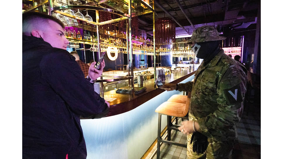 Раздача листовок-приглашений на службу по контракту в баре «Огонёк», куда накануне не пустили ресторатора и участники СВО Олега Ананьева 