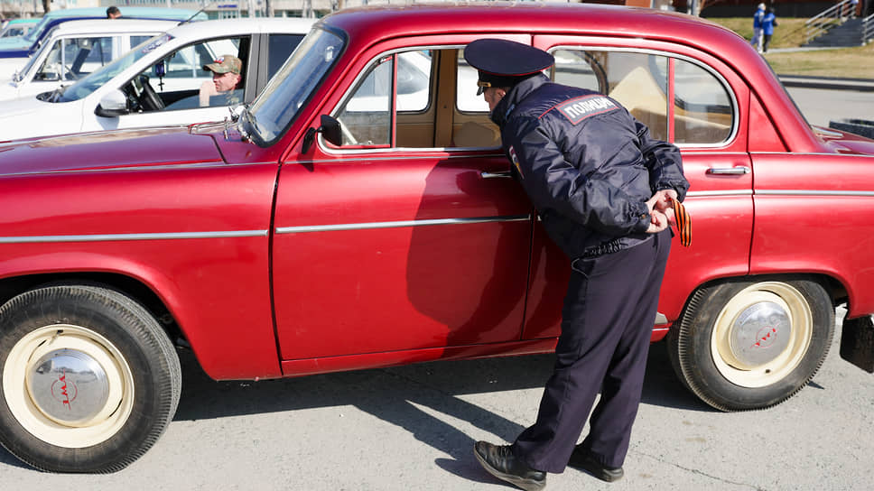 Автопробег ретроавтомобилей между свердловскими городами трудовой доблести в преддверии празднования 80-летия Победы в Великой Отечественной войне. Сотрудник полиции у автомобиля &quot;Победа&quot;
