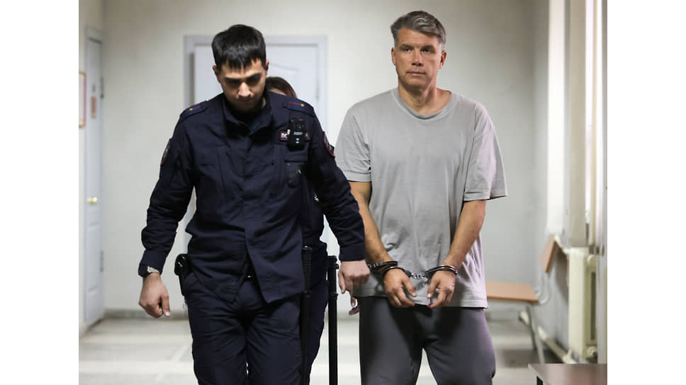 Вынесение меры пресечения бывшему участнику ОПГ &quot;Центровые&quot; Сергею Горшунову, обвиняемому в убийстве, в Ленинском районном суде. Бывший участник ОПГ &quot;Центровые&quot; Сергей Горшунов (справа) перед началом заседания суда