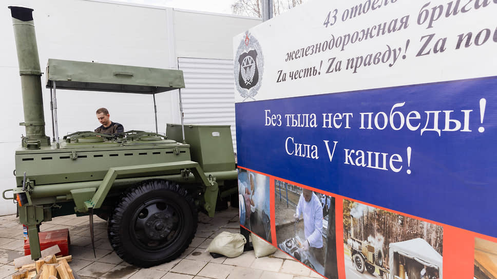 Посетители на выставке трофейной техники стран НАТО &quot;Сила в правде - гордость и Победа&quot; 