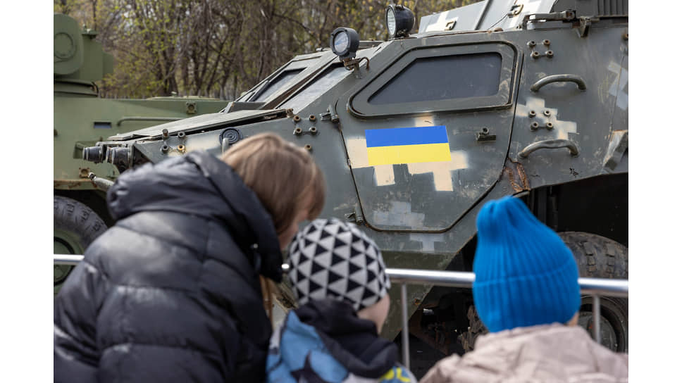 Посетители на выставке трофейной техники стран НАТО &quot;Сила в правде - гордость и Победа&quot; 