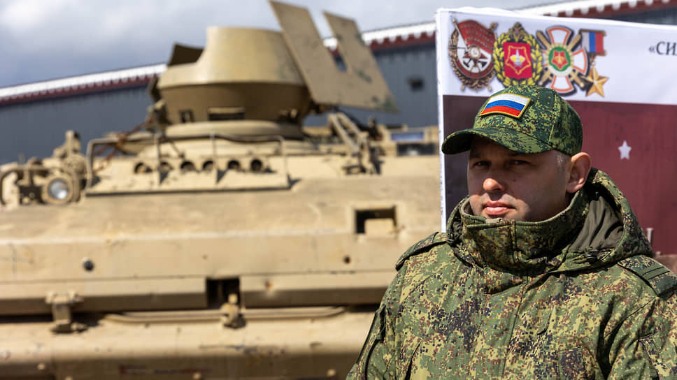 Посетители на выставке трофейной техники стран НАТО &quot;Сила в правде - гордость и Победа&quot; 