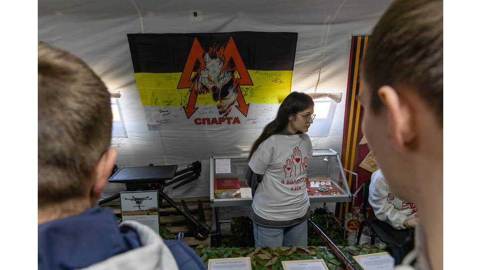 Посетители на выставке трофейной техники стран НАТО &quot;Сила в правде - гордость и Победа&quot; 