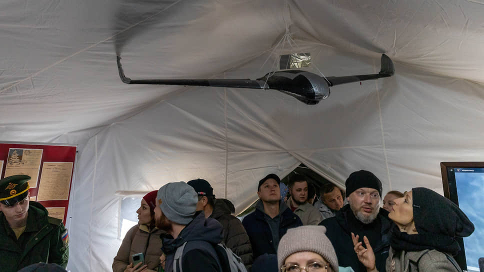 Посетители на выставке трофейной техники стран НАТО &quot;Сила в правде - гордость и Победа&quot; 