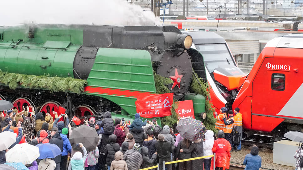 Торжественная встреча ретропоезда «Эшелон Победы» на железнодорожном вокзале Екатеринбурга