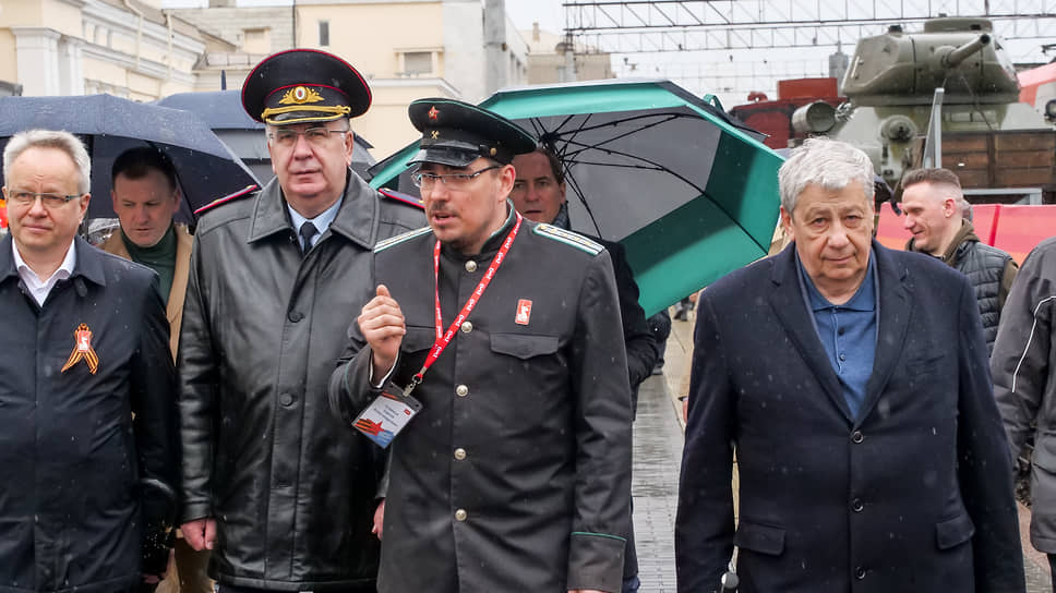 Высокопоставленная делегация во время осмотра поезда