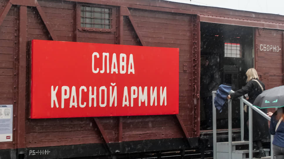 Торжественная встреча ретропоезда «Эшелон Победы» на железнодорожном вокзале Екатеринбурга
