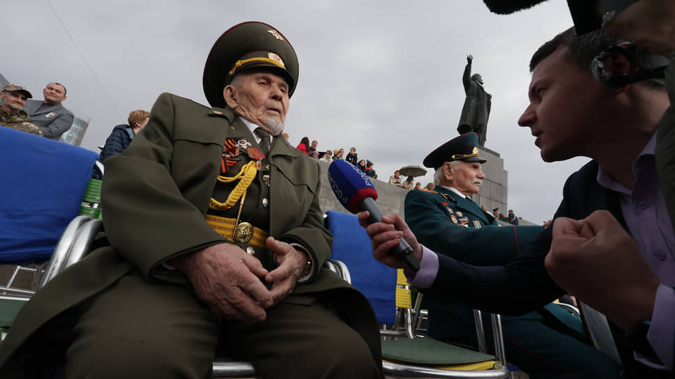 Ветераны на трибуне