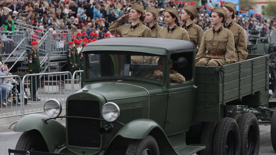 Шествие исторической военной техники