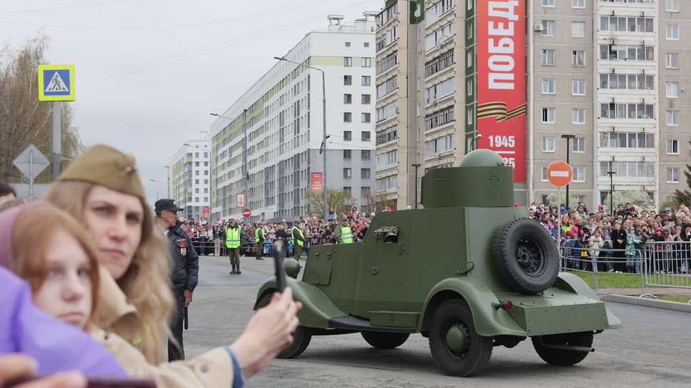 Шествие исторической военной техники