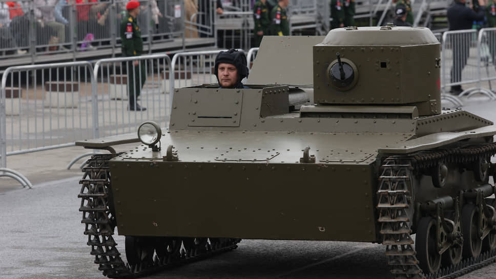 Шествие исторической военной техники