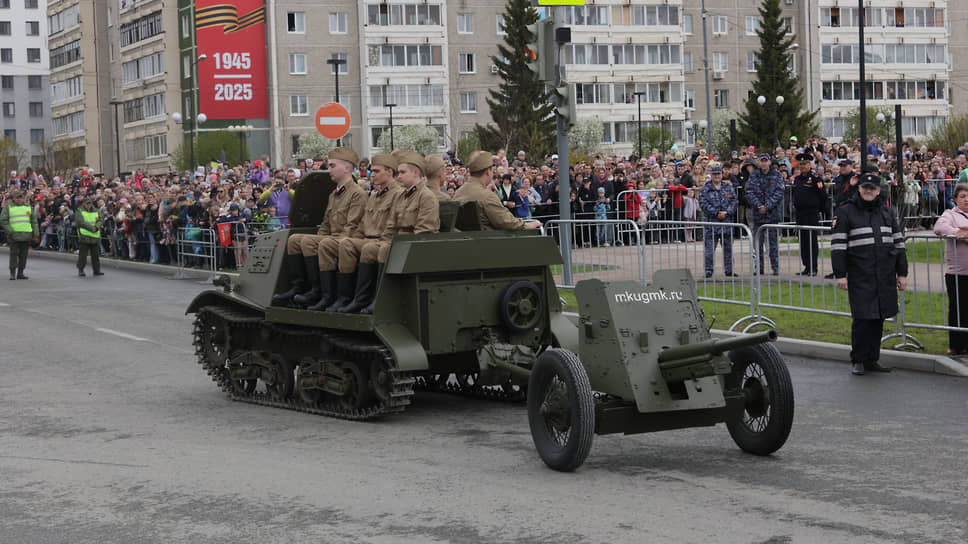 Шествие исторической военной техники