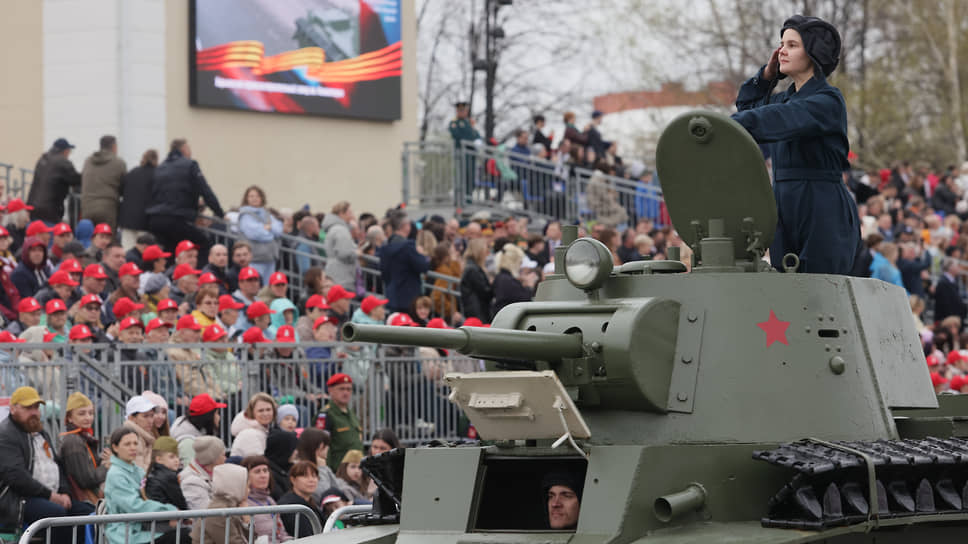 Шествие исторической военной техники