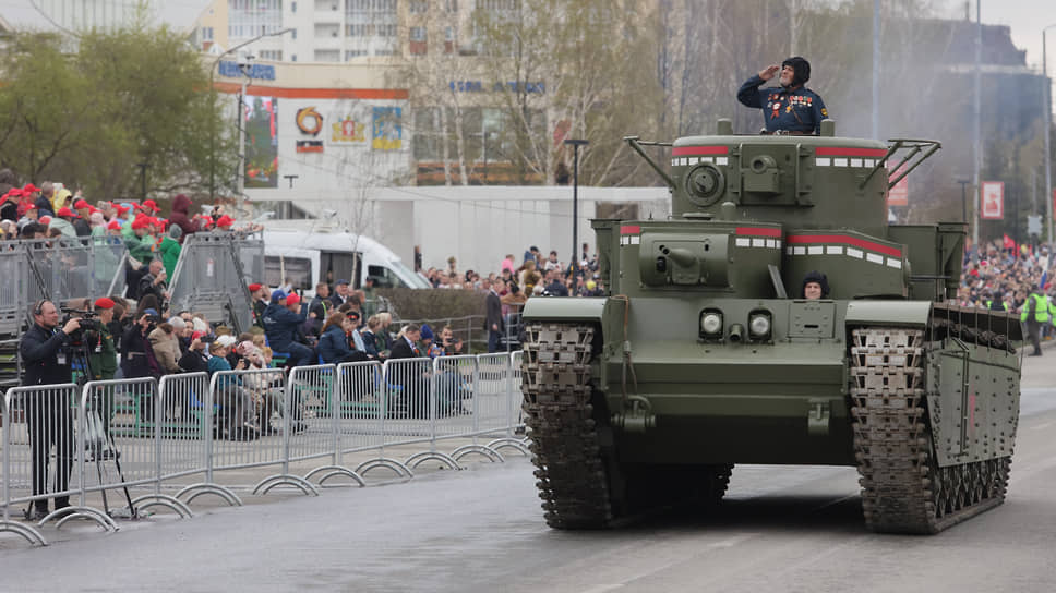 Шествие исторической военной техники в Верхней Пышме  