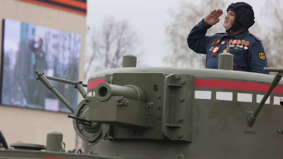 Шествие исторической военной техники