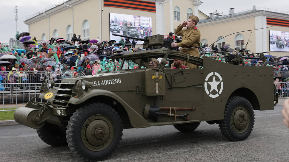 Шествие исторической военной техники