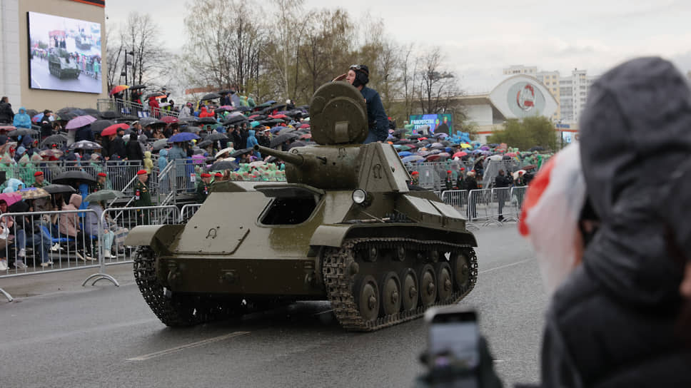 Шествие исторической военной техники