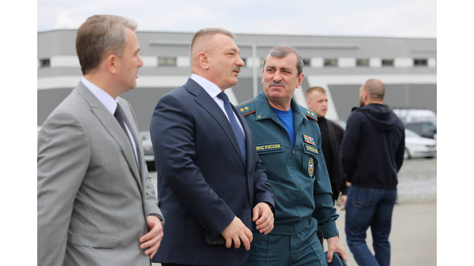 Заместитель полномочного представителя президента РФ в УрФО Александр Калиберда и  начальник Главного управления МЧС по Свердловской области Виктор Теряев перед началом соревнований
