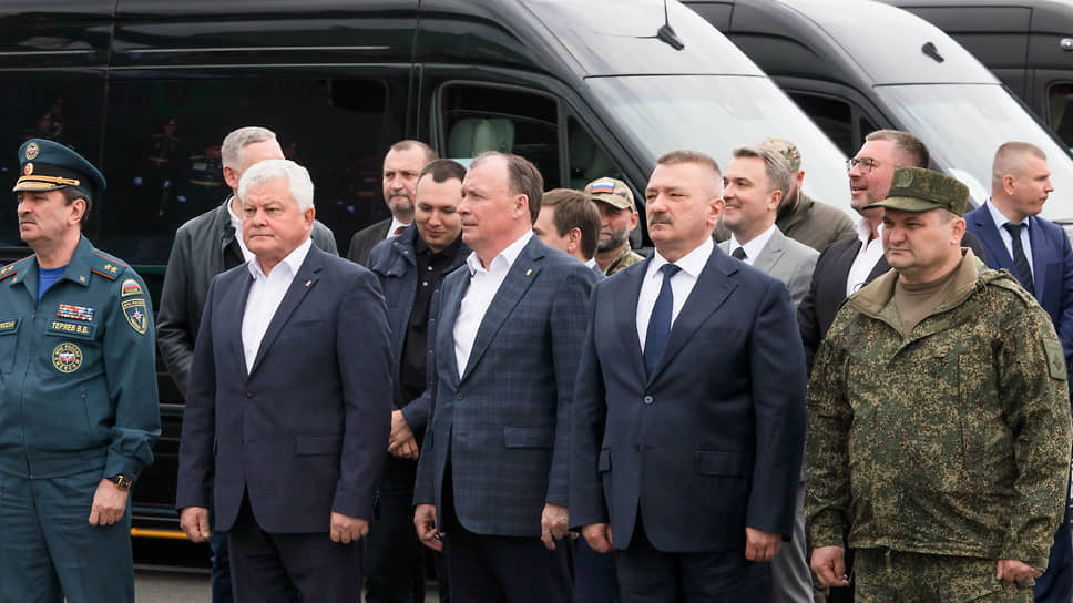 Слева направо: начальник ГУ МЧС по Свердловской области Виктор Теряев, министр общественной безопасности Свердловской области Александр Кудрявцев, мэр Екатеринбурга Алексей Орлов,  заместитель полномочного представителя президента РФ в УрФО Александр Калиберда,  временно исполняющий обязанности командующего войсками Центрального военного округа Дмитрий Глушенков во время церемонии открытия соревнований