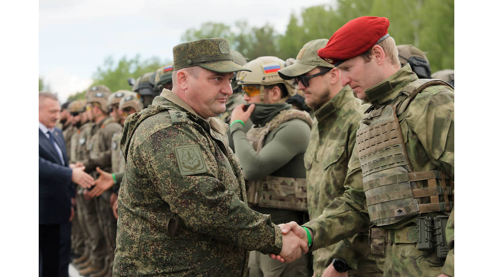 Врио командующего войсками  Центрального военного округа Дмитрий Глушенков пожимает руку участнику соревнований