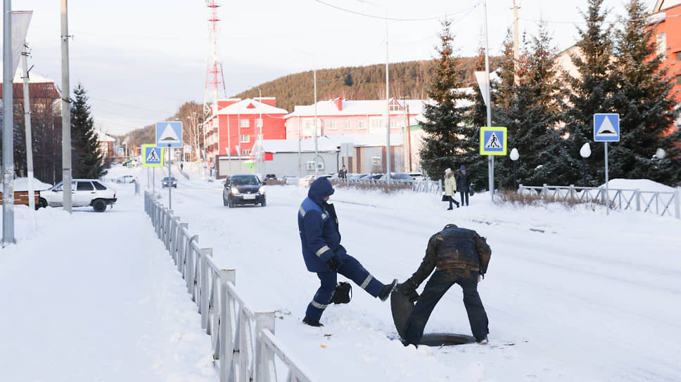 Сотрудники МУП &quot;ТеплоСевер-Плюс&quot; во время работы в центре города