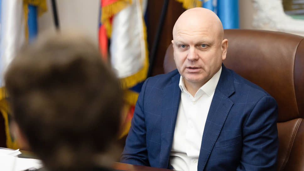 Глава Ивдельского муниципального округа Владимир Михель во время интервью