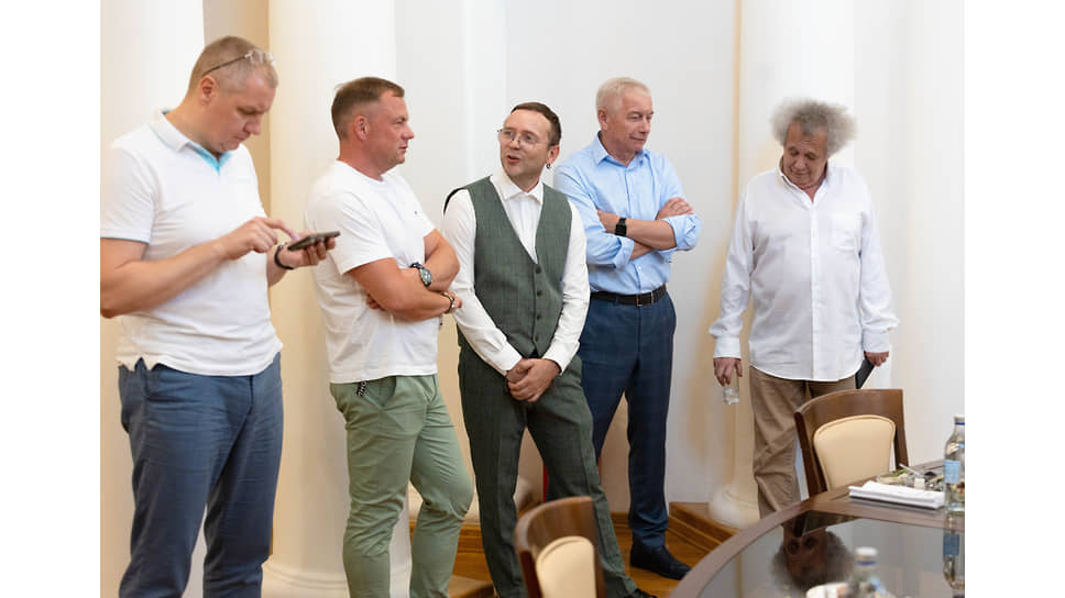 Слева направо: исполнительный директор компании Forum Group Максим Шабуров, директор Свердловского областного фонда поддержки предпринимательства Валерий Пиличев,  главный редактор ИД «Коммерсантъ-Урал» Николай Яблонский, генеральный директор Строительной компании «Стройтэк» Владимир Копылов и директор фестиваля Ural Music Night Евгений Горенбург перед началом церемонии