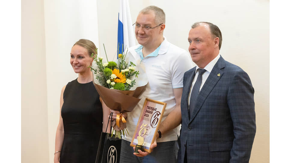 Генеральный директор &quot;Коммерсантъ-Урал&quot; Марина Архипова, исполнительный директор компании Forum Group Максим Шабуров и глава Екатеринбурга Алексей Орлов во время награждения победителя в номинации  &quot;Строитель года&quot;