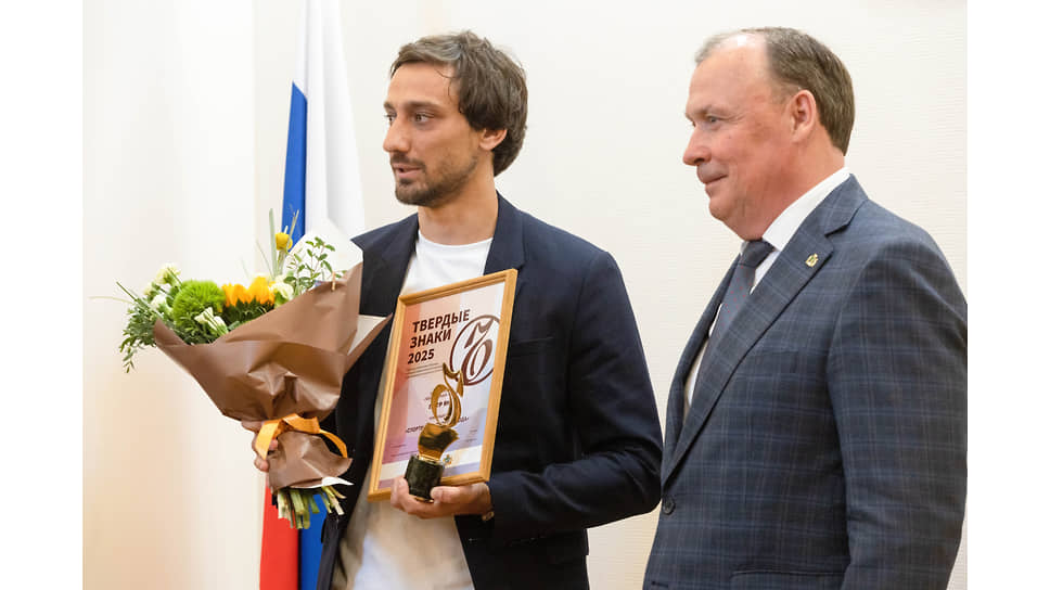 Руководитель команды «Архангел Михаил» Николай Клименко и мэр Екатеринбурга Алексей Орлов во время вручения награды в номинации &quot;Спортивное явление года&quot;, победителем которой стал боец смешанных боевых искусств Петр Ян