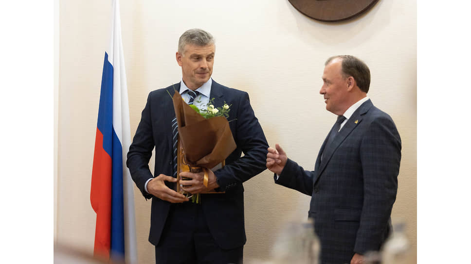 Заместитель генерального директора авиакомпании «Уральские авиалинии» Николай Необутов получил статуэтку и диплом победителя в номинации  &quot;Бренд города&quot; 