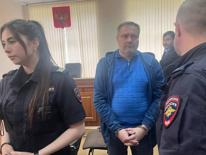 Вадим Пильников (в центре) после вынесения приговора