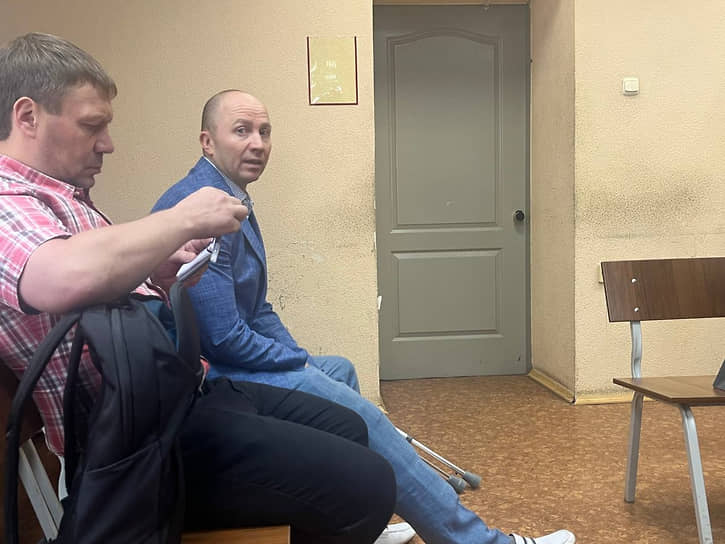 Андрей Дьяков пришел на заседание суда на костылях  