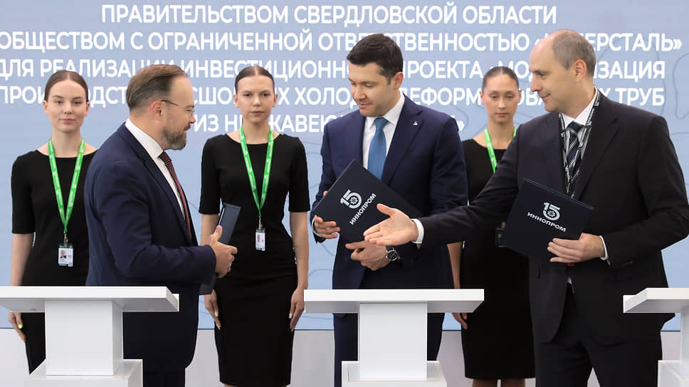  Генеральный директор ООО &quot;Киберсталь&quot; Станислав Великий (второй слева), министр промышленности и торговли России Антон Алиханов (третий справа) и временно исполняющий обязанности губернатора Свердловской области Денис Паслер (справа) во время церемонии подписания специнвестконтракта о развитии &quot;Киберстали&quot;