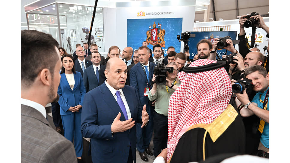 Председатель правительства России Михаил Мишустин (в центре) во время осмотра выставки  &quot;Иннопром 2025&quot; 