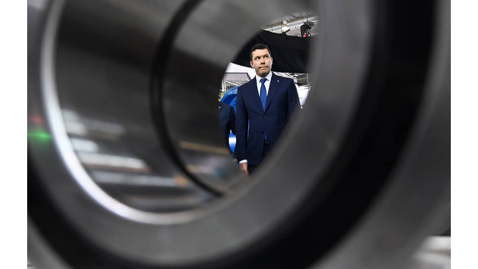 Министр промышленности и торговли России Антон Алиханов во время осмотра выставки