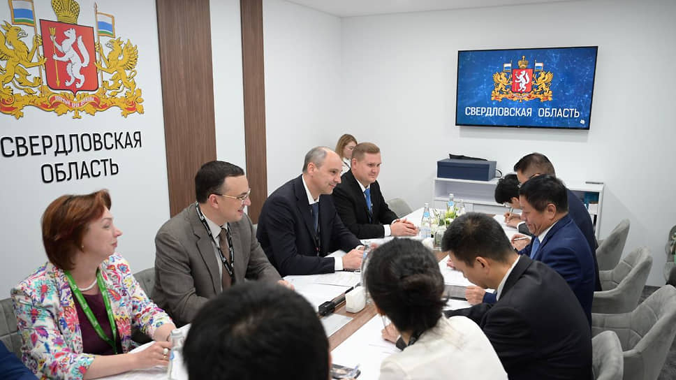 Врио губернатора Свердловской области Денис Паслер на переговорах в рамках выставки «Иннопром-2025»