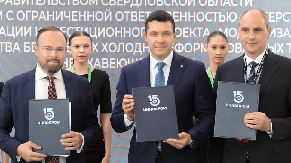 Генеральный директор ООО «Киберсталь» Станислав Великий (слева), министр промышленности и торговли России Антон Алиханов (в центре) и врио губернатора Свердловской области Денис Паслер (справа) во время церемонии подписания специнвестконтракта о развитии «Киберстали»