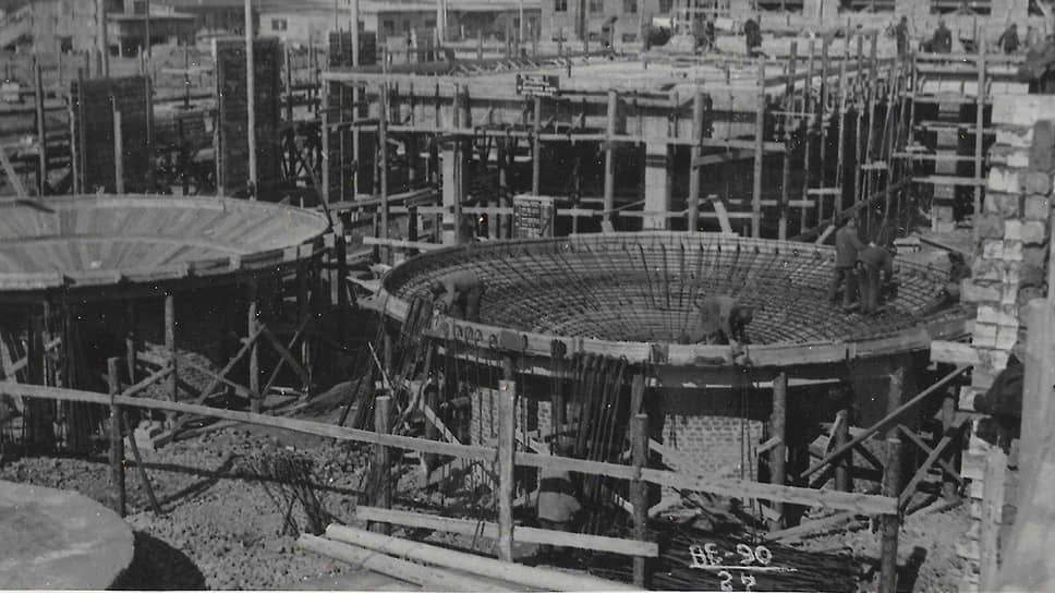В 1943 году были введены в эксплуатацию первые объекты глиноземного цеха, получена первая продукция — гидрат алюминия. 17 апреля 1944 года завод произвел первые 6 тонн глинозема