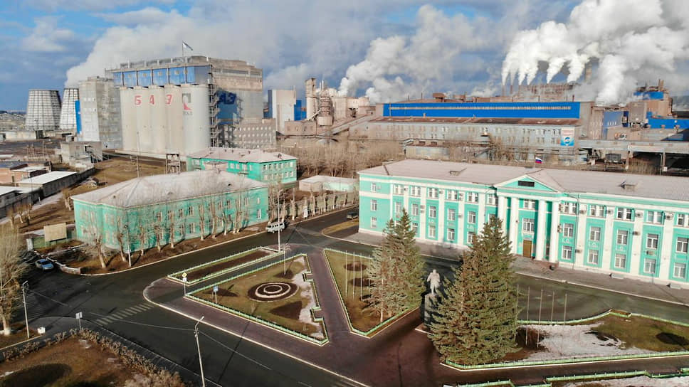 Развитие завода неразрывно связано с ростом Краснотурьинска, который получил статус города в 1944 году. Ранее здесь располагался поселок Турьинские рудники (с 1928 года — поселок Турьинский)