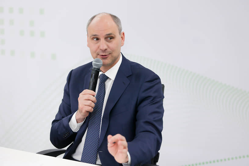 Врио губернатора Свердловской области Денис Паслер во время пресс-конференции рекомендовал не затягивать с рождением детей