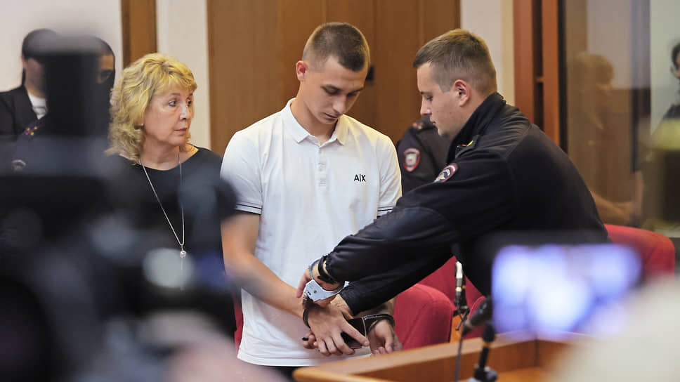 Даниил Егольников (в центре) после вынесения приговора